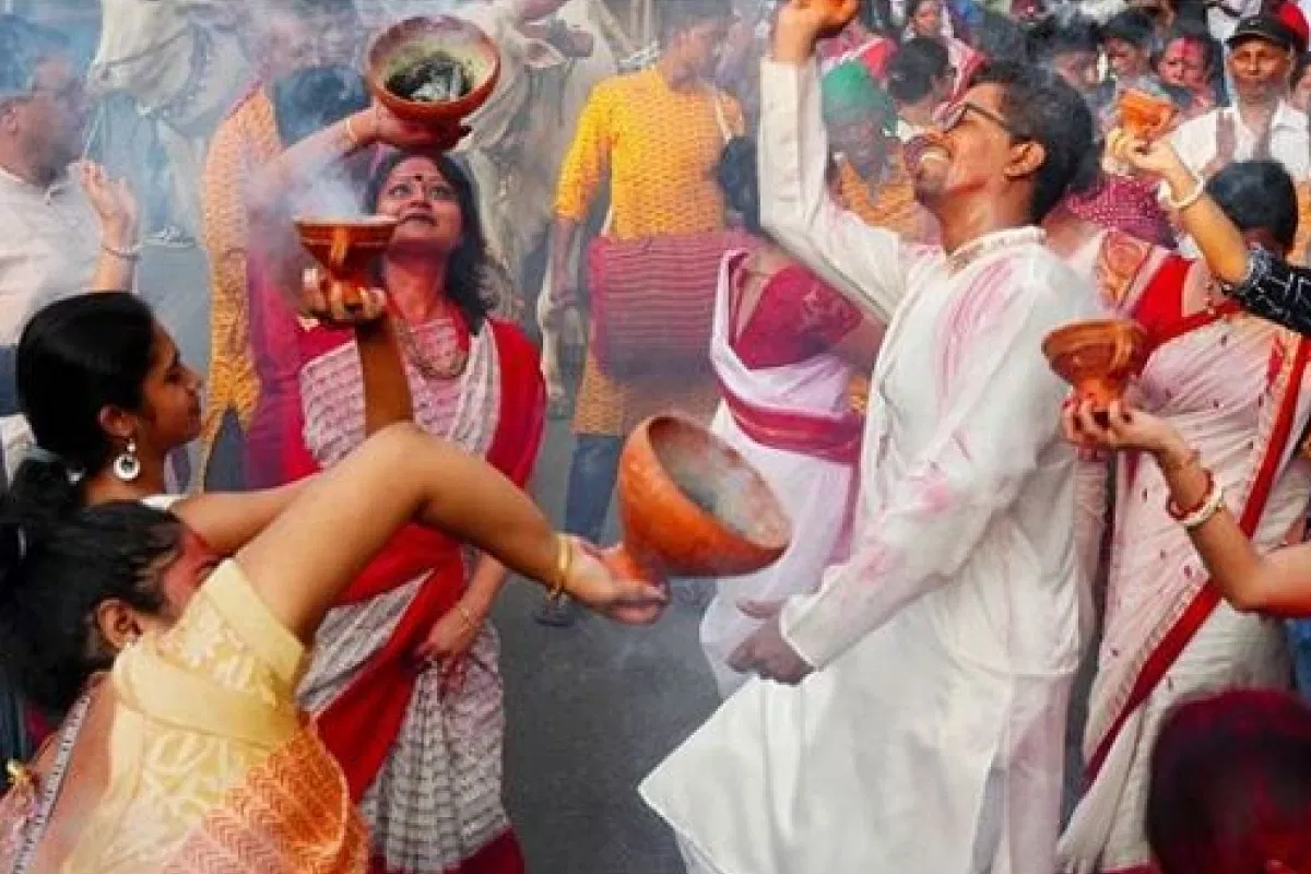 Enjoy the Dhunuchi Naach