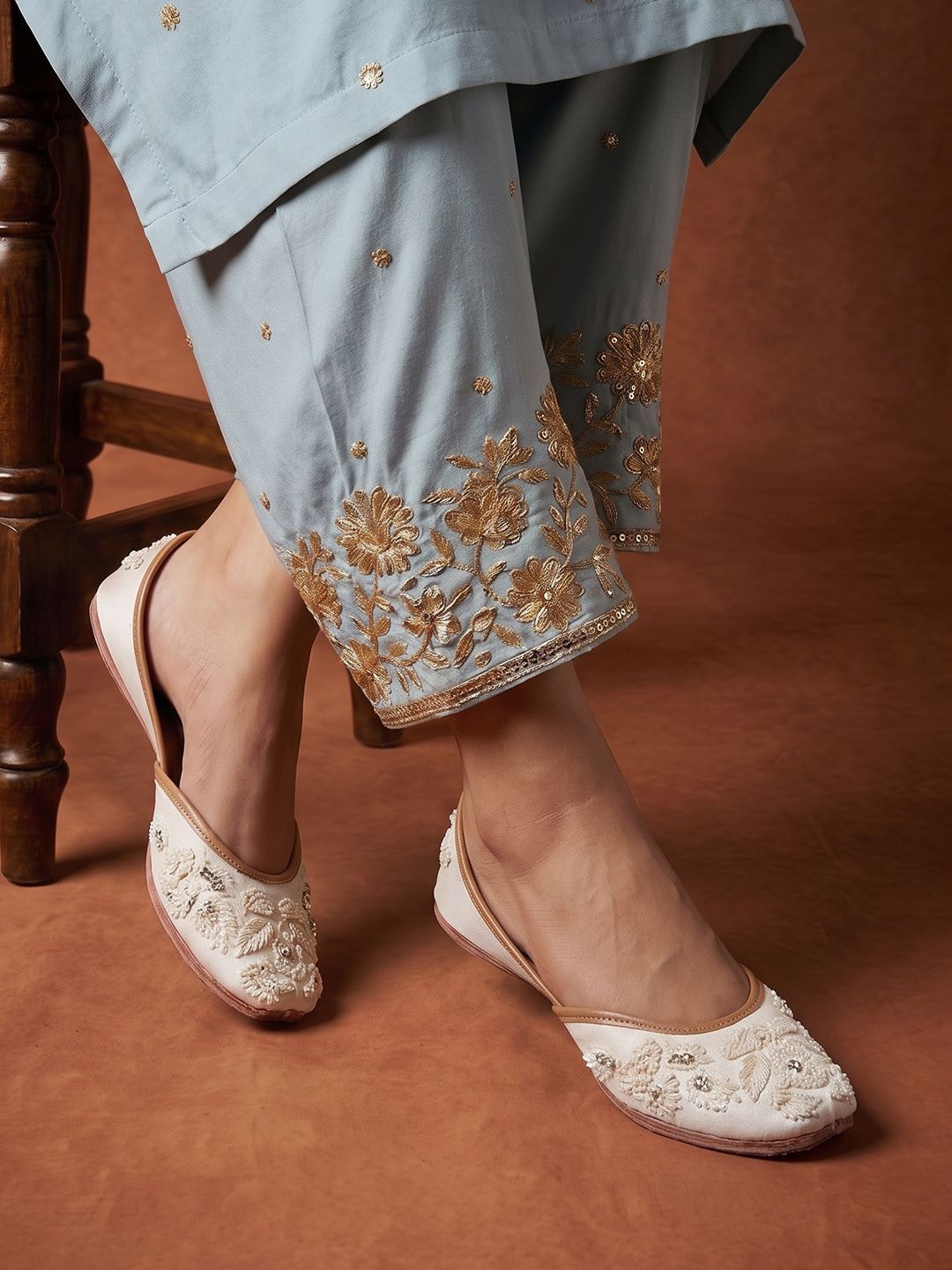 House of Pataudi House of Pataudi Women Embellished Ethnic Mojaris Flats Myntra sale