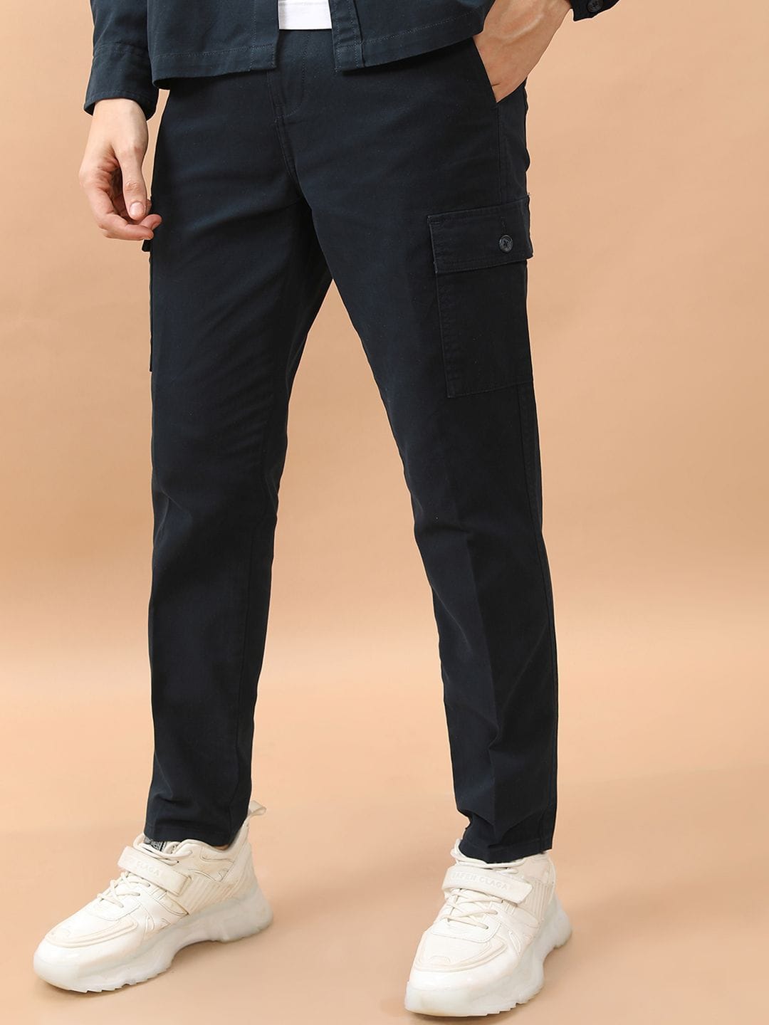 HIGHLANDER HIGHLANDER Men Tapered Fit Cotton Cargo Loose Fit Trousers Myntra sale